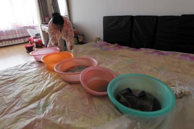 东丽楼上漏水，住户失联，小区没物管，业主维权难！律师来支招……